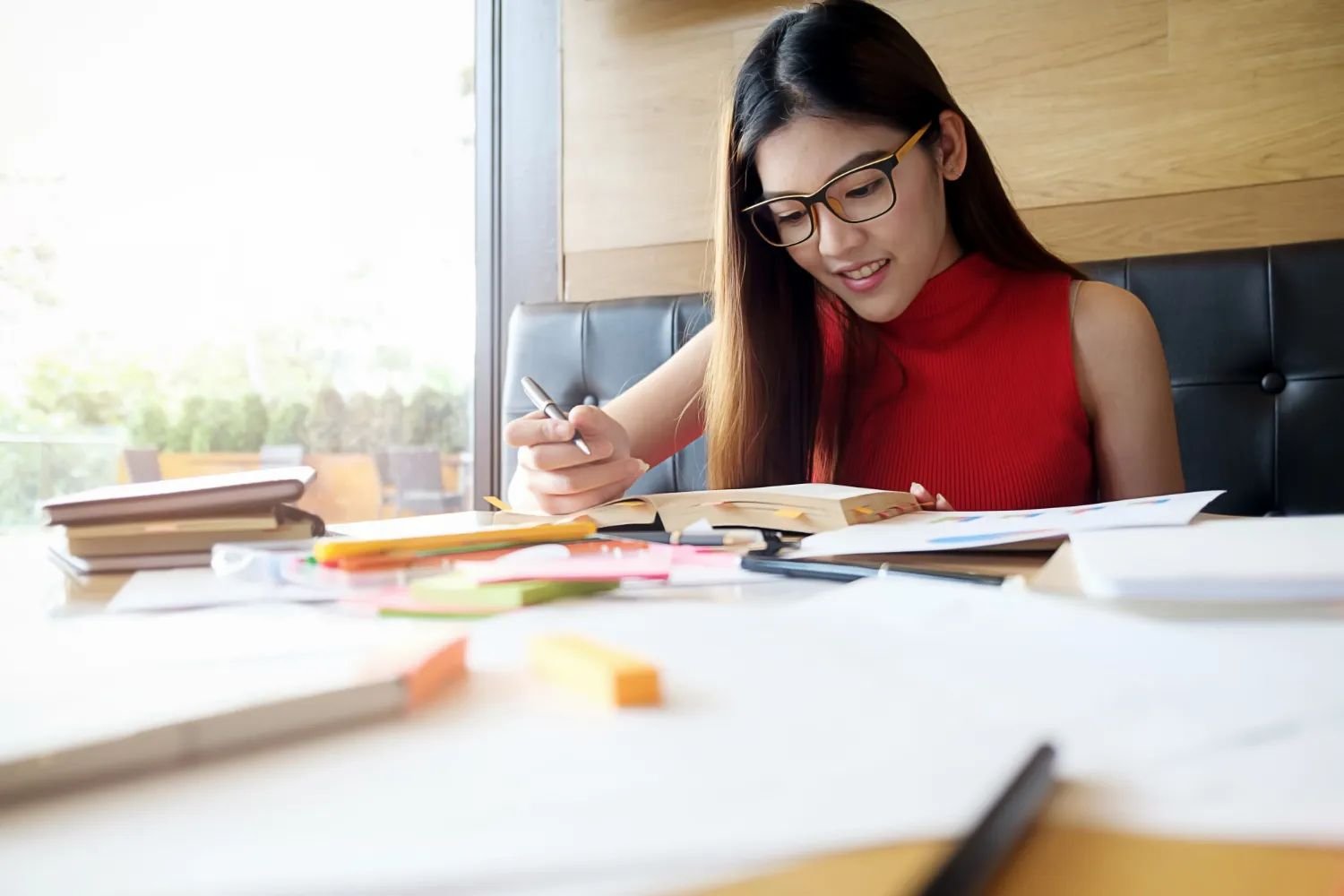 关于我们 - 女学生在图书馆安静环境中专注阅读学习 - ISEIE创新学院