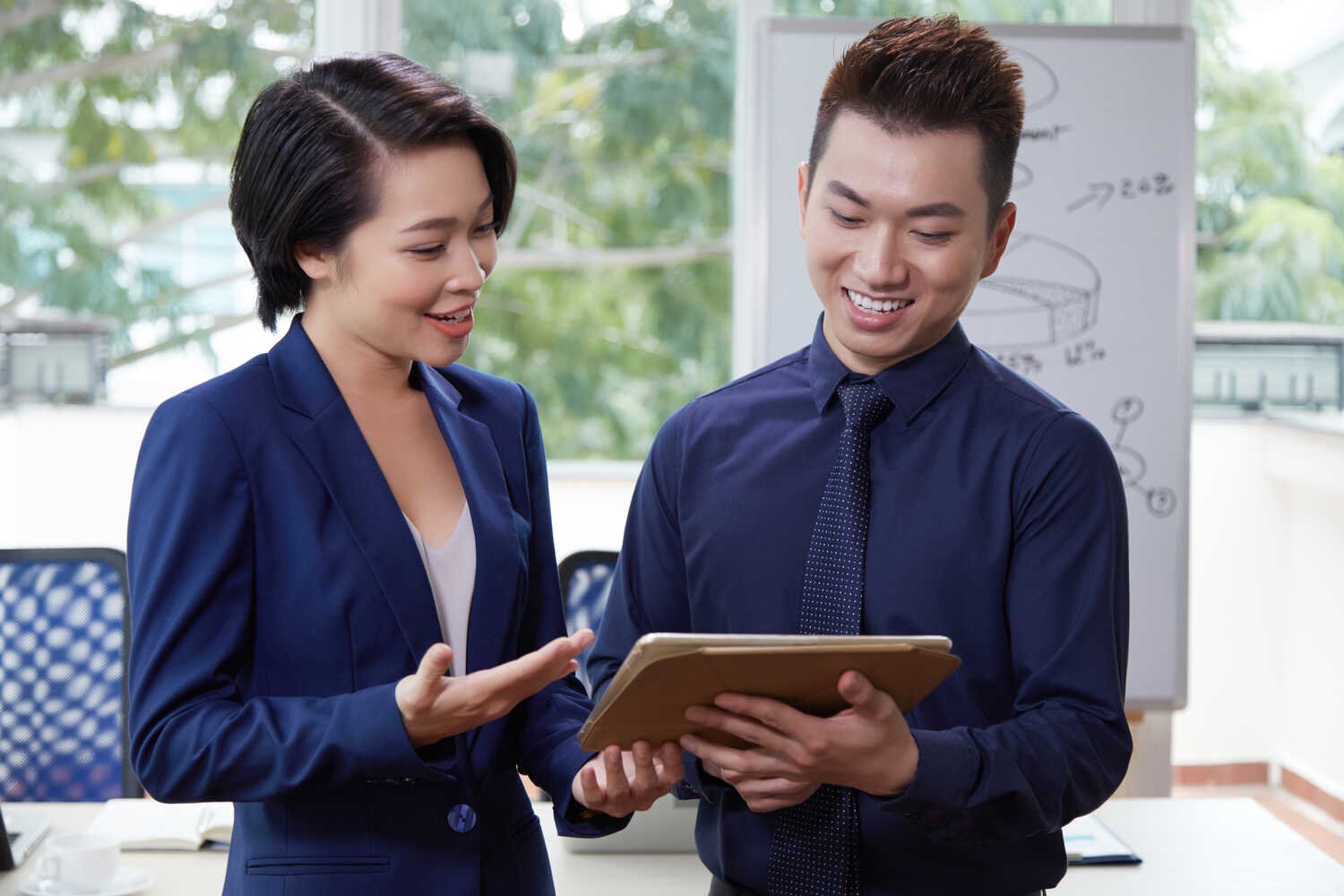 ISEIE企业培训 - 企业家进行商务交流探讨业务合作与发展机会 - ISEIE创新学院