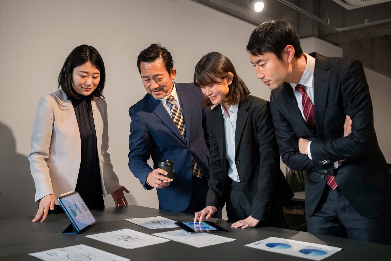 ISEIE全球校园 - 专业团队审阅统计数据文件分析全球教育发展趋势 - ISEIE创新学院