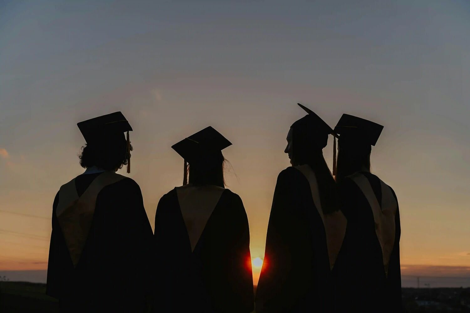 ISEIE 中国 - 毕业生们迎着夕阳展望美好未来与职业发展 - ISEIE创新学院