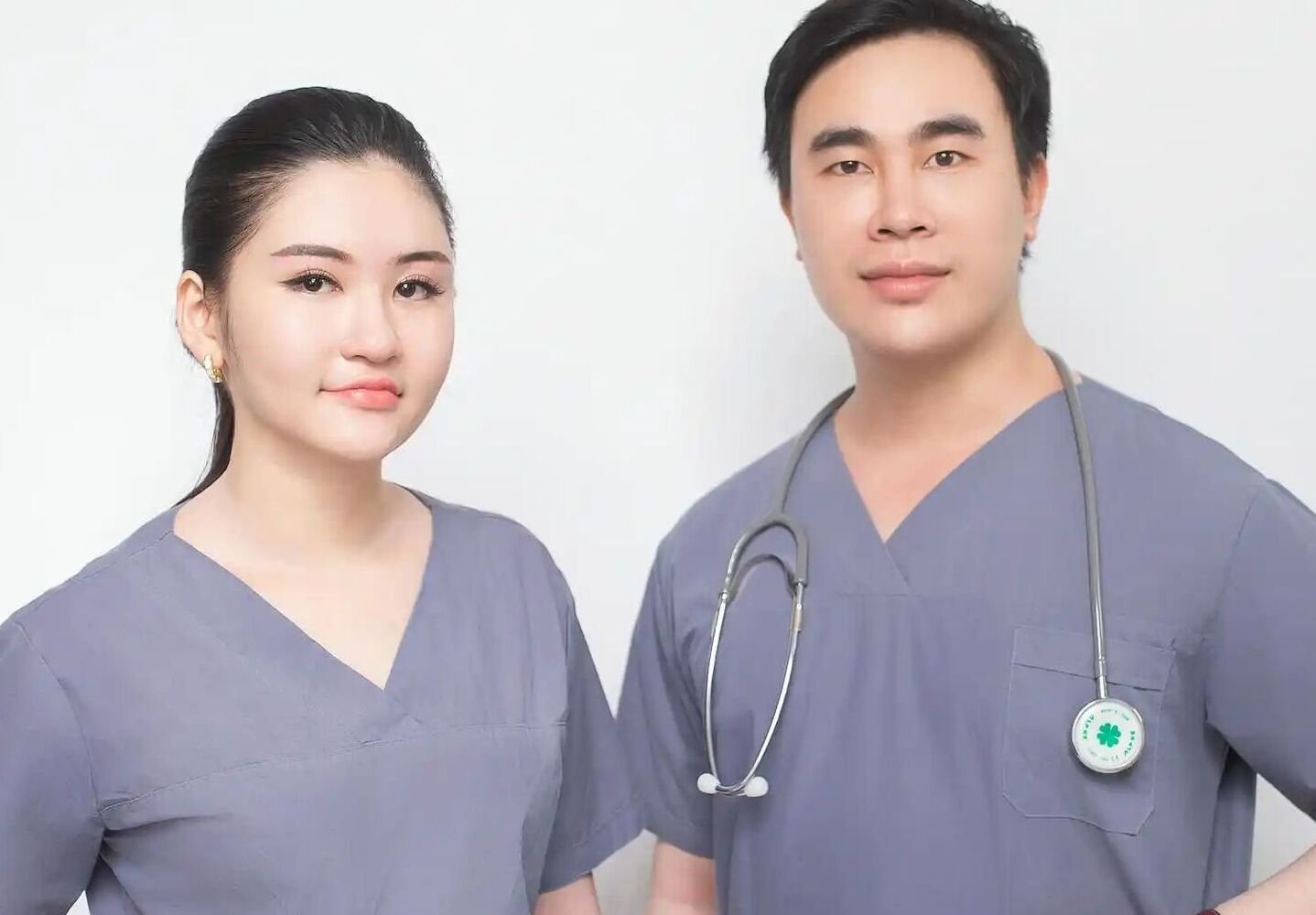 ISEIE 中国 - 两位医生在医院环境中进行专业合作交流 - ISEIE创新学院