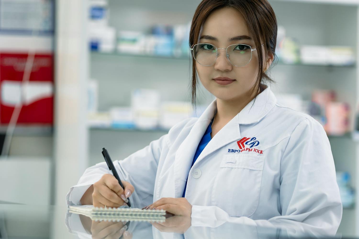 教学方法与教育模式 - 女医生认真记录笔记展示专业学习方法 - ISEIE创新学院