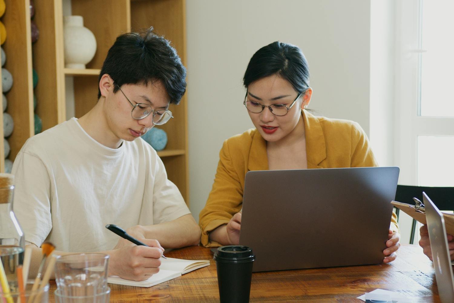 数字报刊 - 女教师指导学生使用笔记本电脑进行数字化学习 - ISEIE创新学院