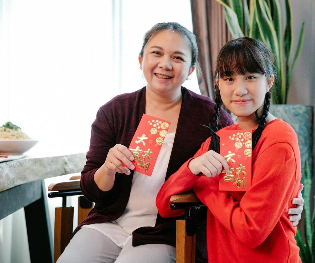 在任何国家学习ISEIE课程 - 两名学生展示学习成果和证书 - ISEIE创新学院