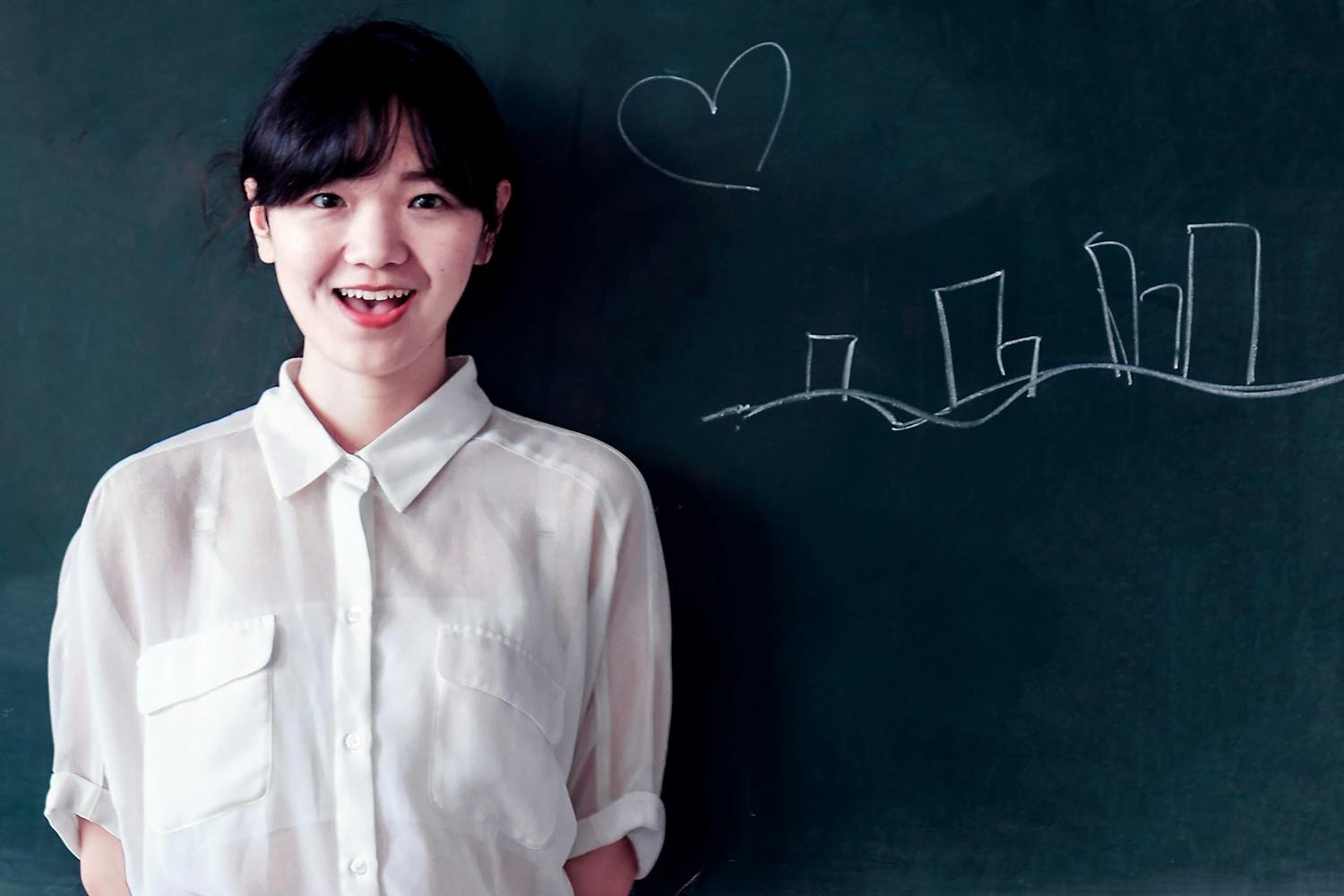 学术院系 - 学生面带微笑展示积极向上的学习态度 - ISEIE创新学院