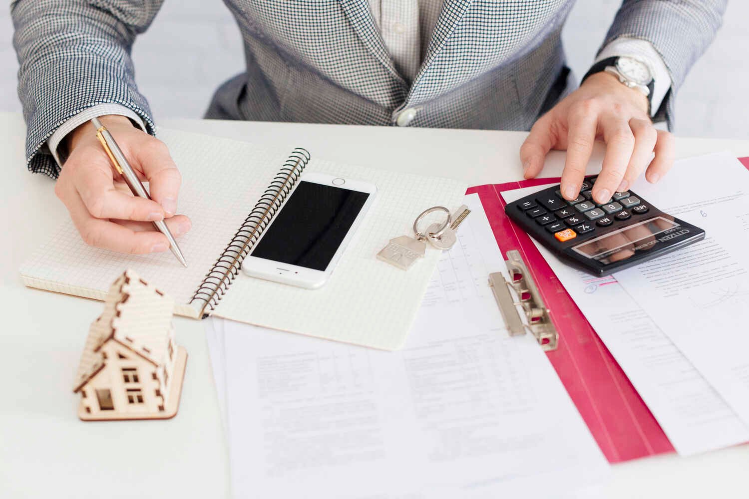 房地产法文凭 - 专业男性房地产经纪人展示不动产法律服务与专业形象 - ISEIE中国