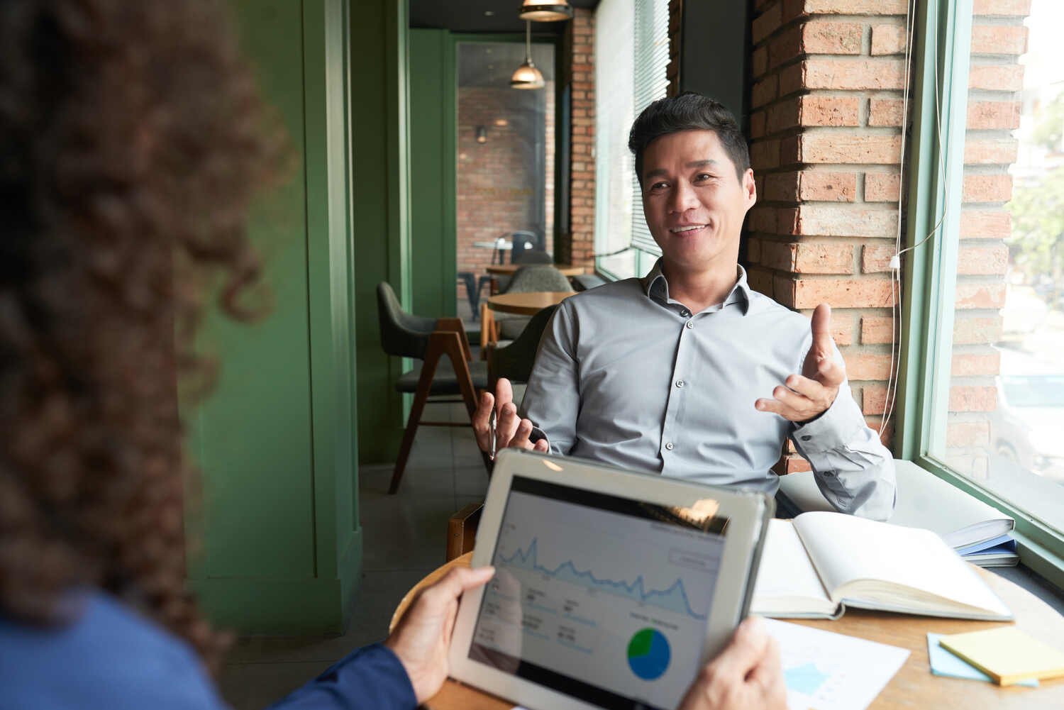 高级Excel基础课程 - 两位专业人员讨论Excel数据分析与协作技巧 - ISEIE中国