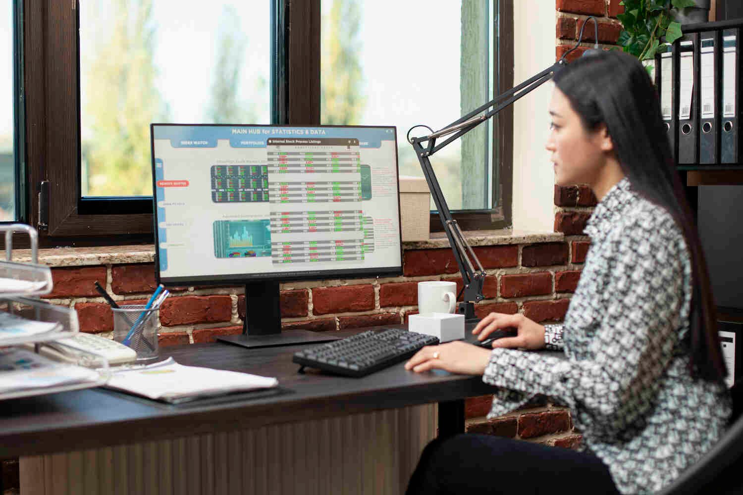 高级Excel基础课程 - 专业女性审阅数据报告进行电子表格分析 - ISEIE中国