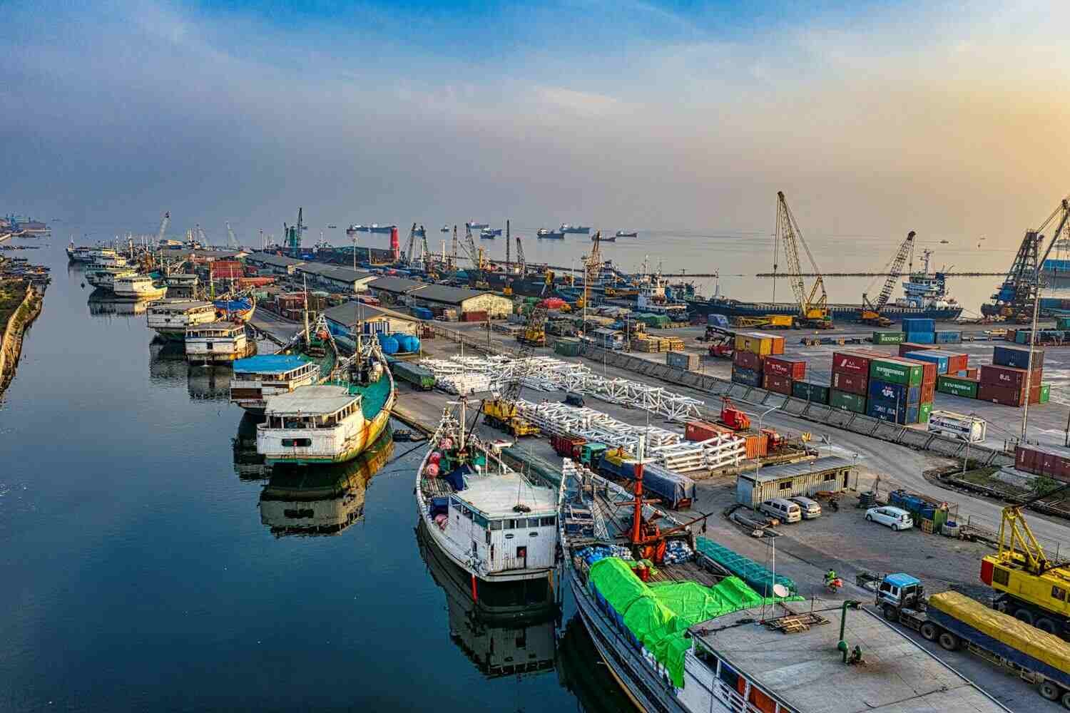 海商法文凭 - 国际港口货轮码头展示海运贸易场景 - ISEIE中国