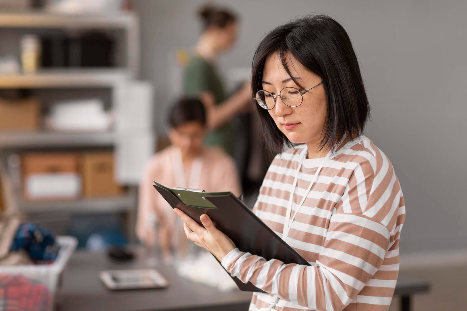 教育创新文凭 - 女教师审查文件展示教育创新课程设计与评估工作 - ISEIE中国