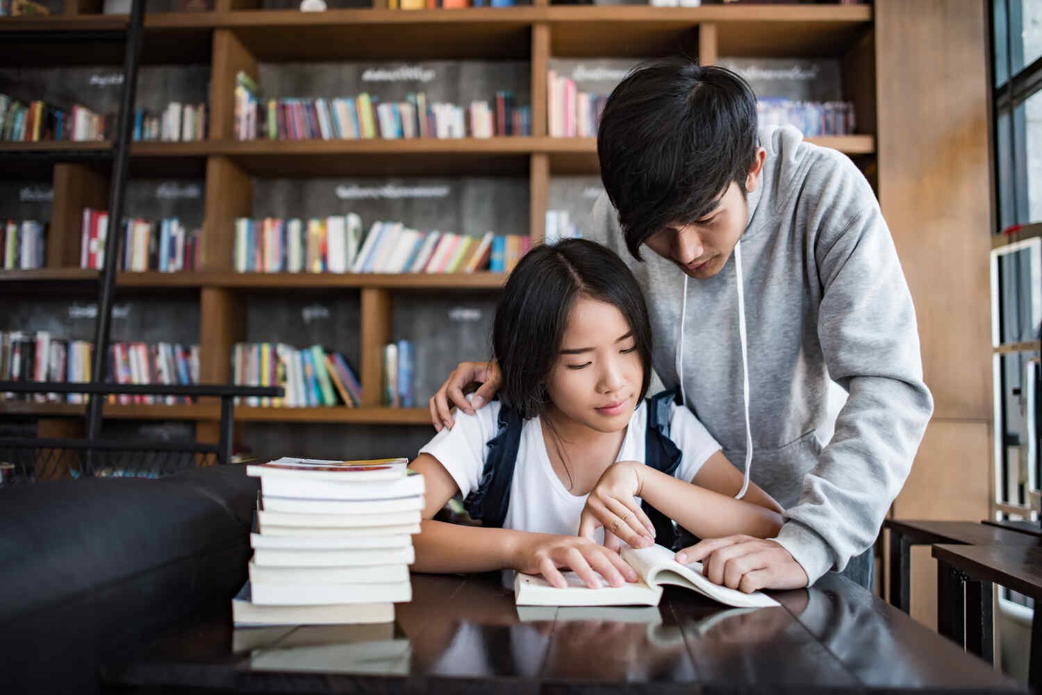 教育领导力课程 - 朋友小组共同学习展示协作教育与团队合作精神 - ISEIE中国