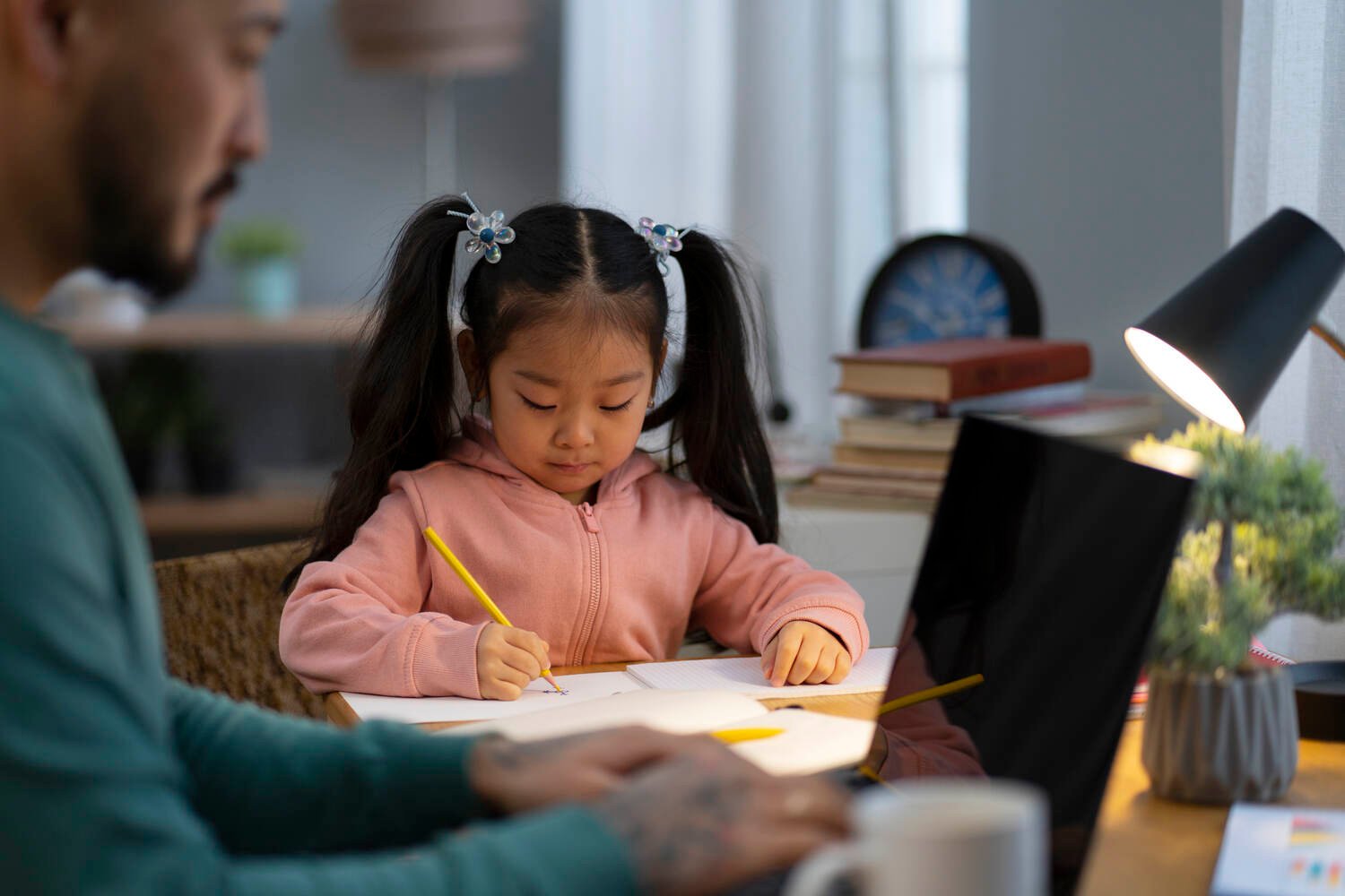 教育学课程 - 女孩专注学习展示自主学习能力培养与学习习惯养成 - ISEIE中国