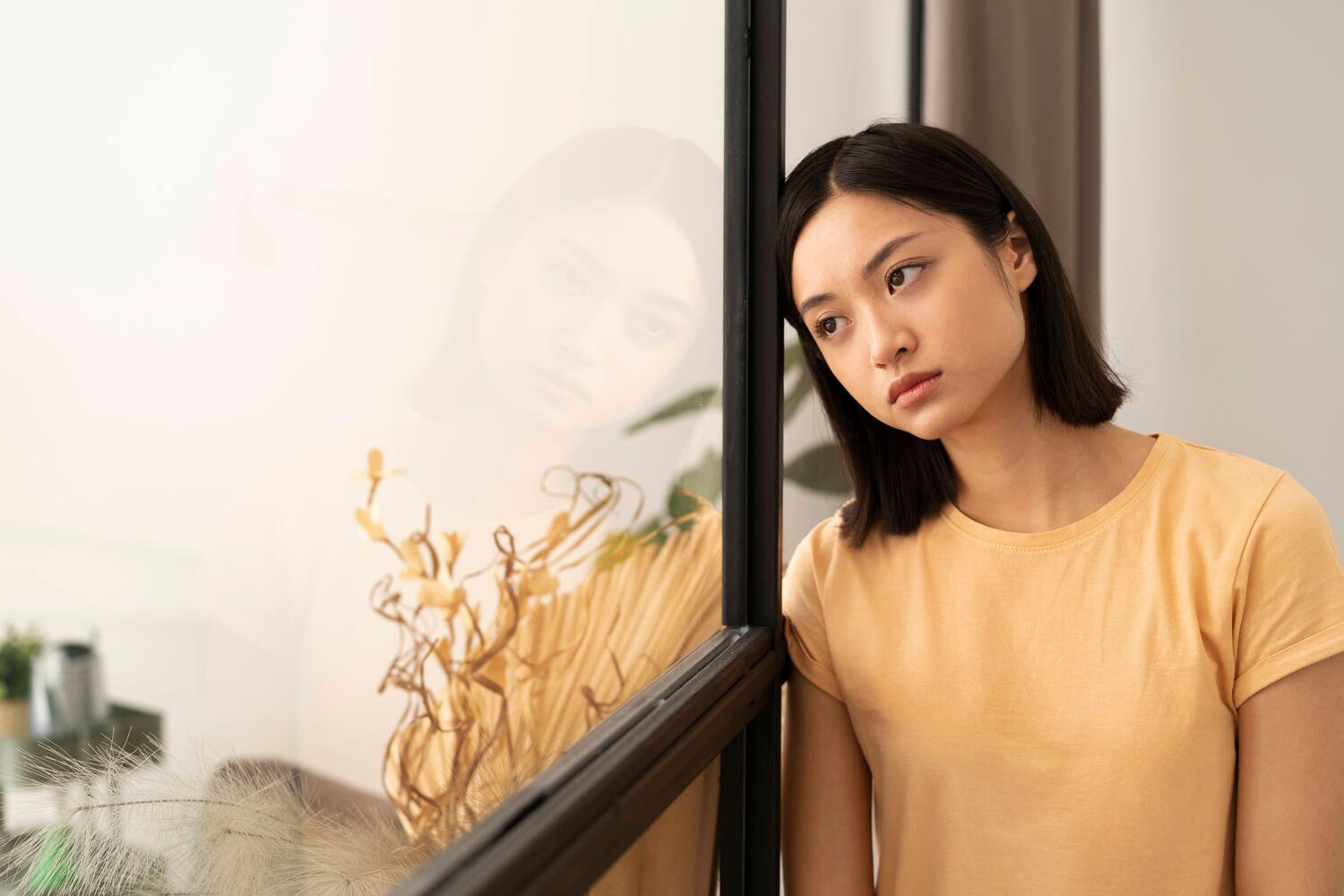 精神医学课程 - 女性面对心理压力展示精神健康问题与情绪困扰 - ISEIE中国