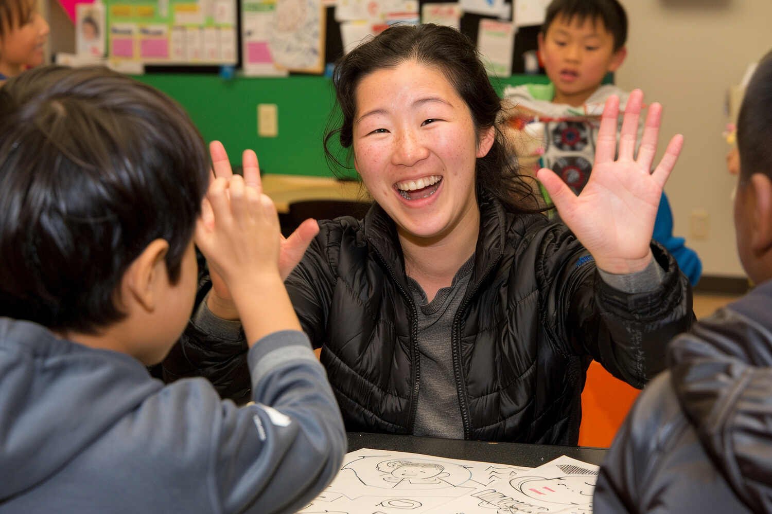 课堂冲突解决课程 - 教师与学生一起庆祝展示积极课堂氛围 - ISEIE教育冲突管理培训