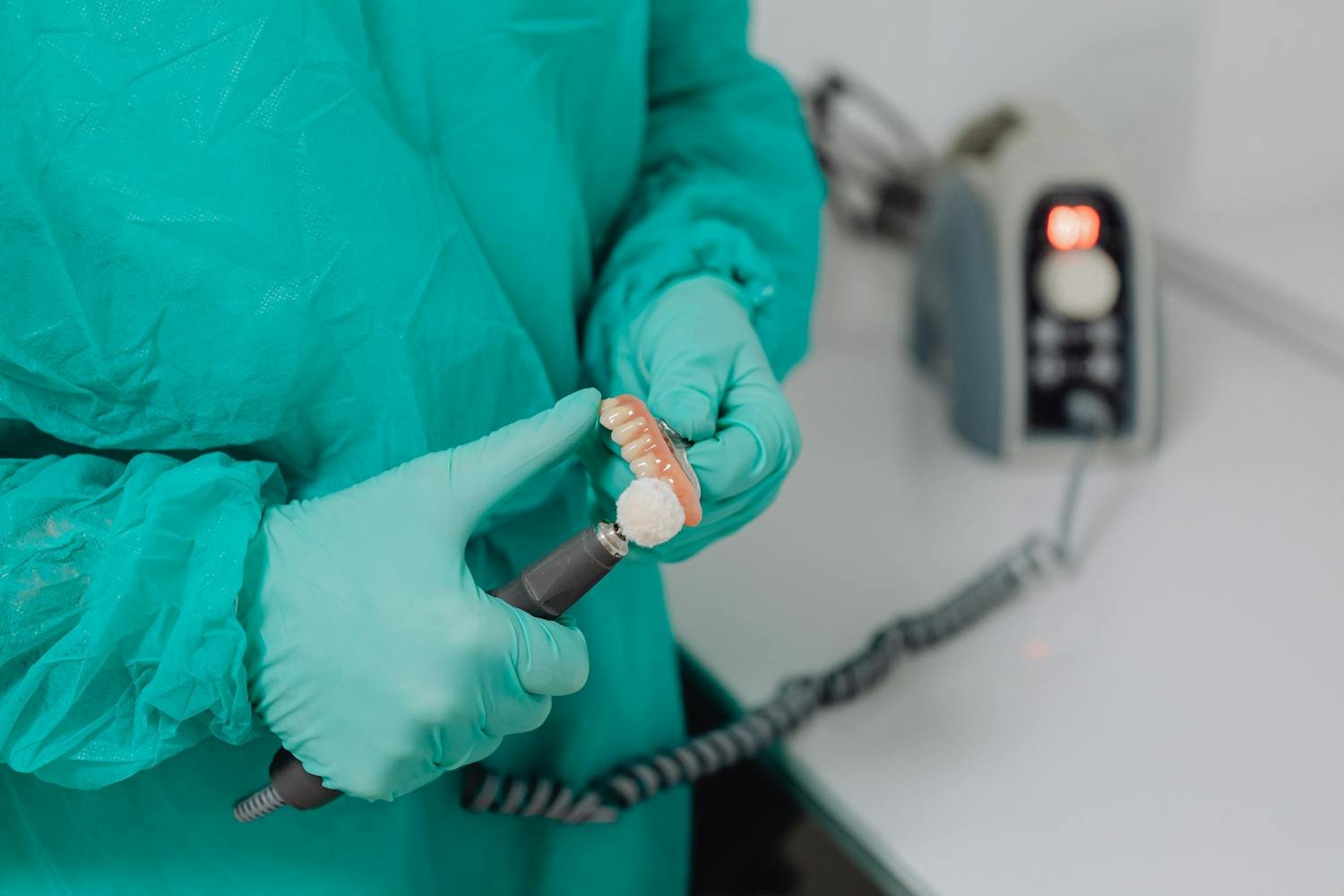 口腔美学课程 - 专业牙医精细打磨假牙展示口腔美学修复工艺 - ISEIE中国