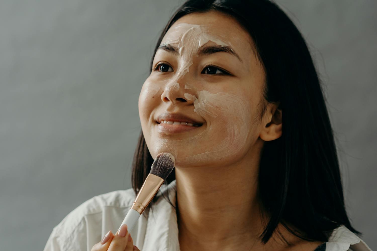 皮肤病学与抗衰老硕士 - 女性使用专业护肤面膜进行皮肤护理 - ISEIE中国