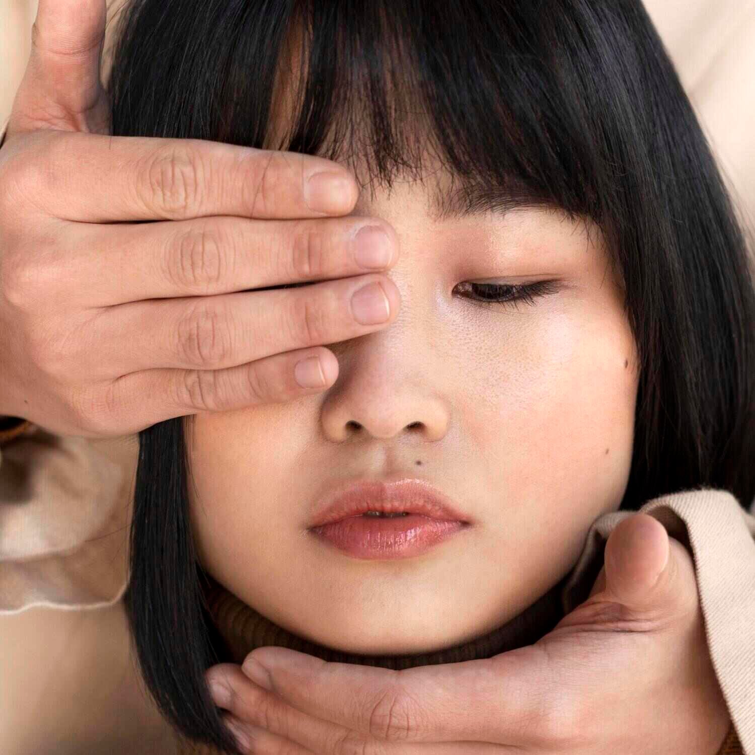 皮肤病学与抗衰老硕士 - 专业医生为女性患者进行眼部皮肤检查 - ISEIE中国