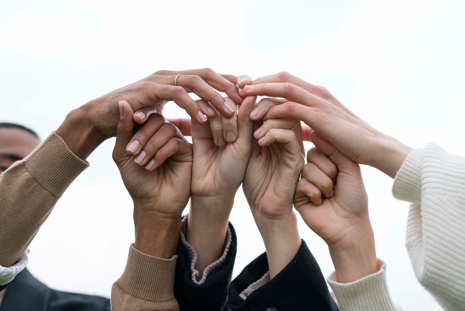 人权课程 - 双手紧握展示人权团结合作与社会公正互助精神 - ISEIE中国