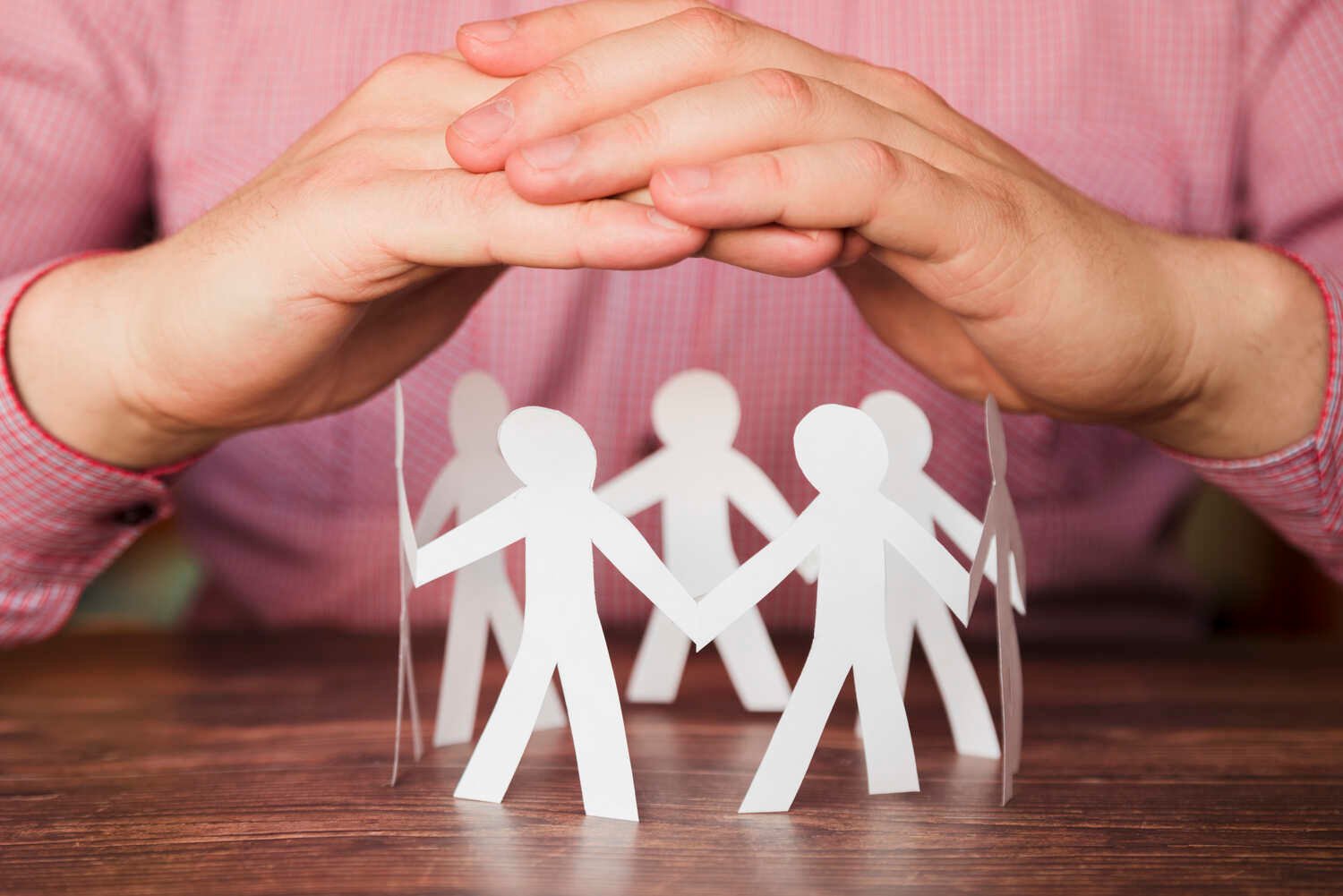 社会融合课程 - 人群围成圆圈连接展示社会网络构建与群体融合互动 - ISEIE中国