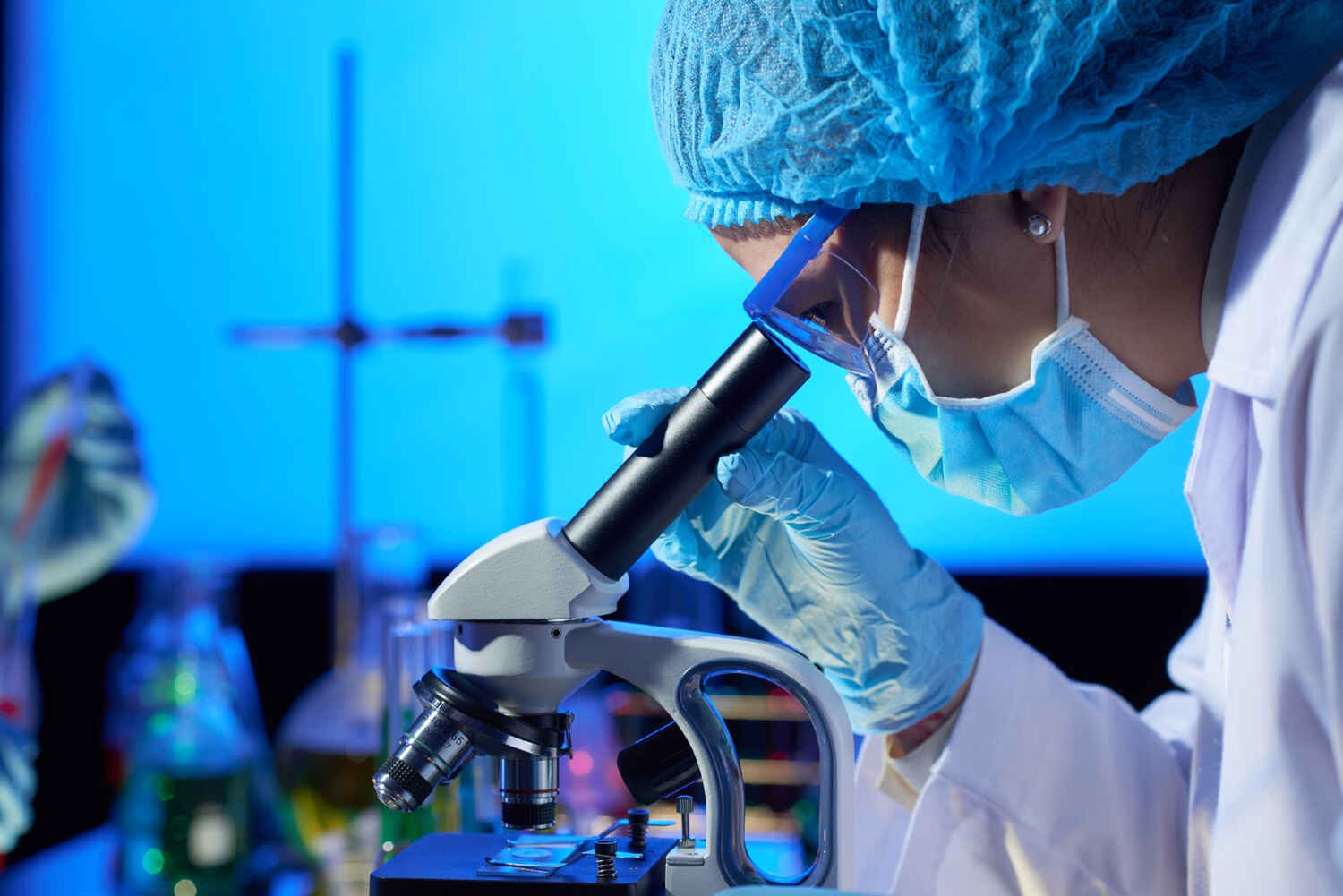 生命伦理学硕士 - 显微镜下样本检测展示生物医学研究伦理与实验操作规范 - ISEIE中国
