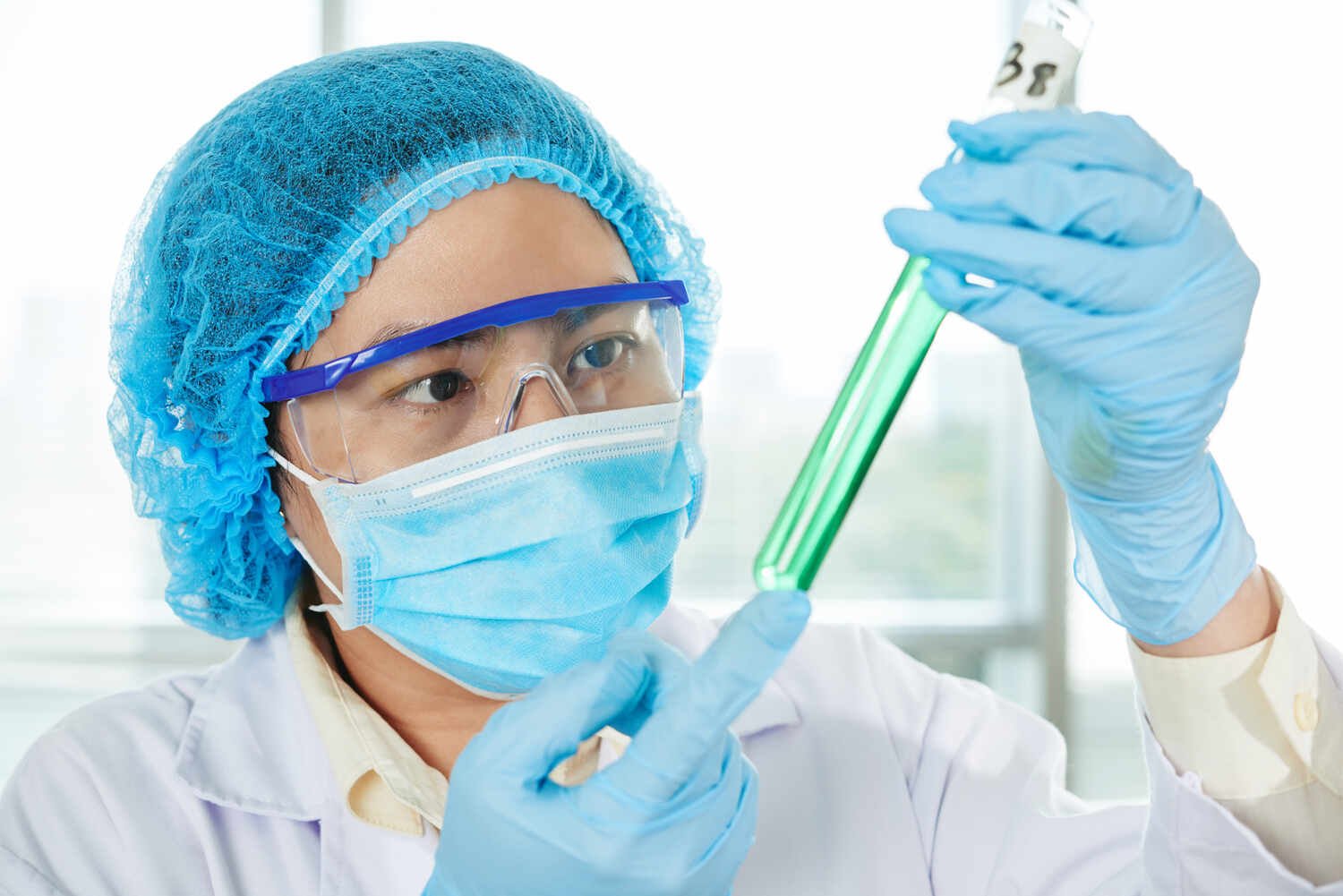 生物技术制药文凭 - 研究员操作化学试剂展示生物制药合成工艺与配方研发 - ISEIE中国