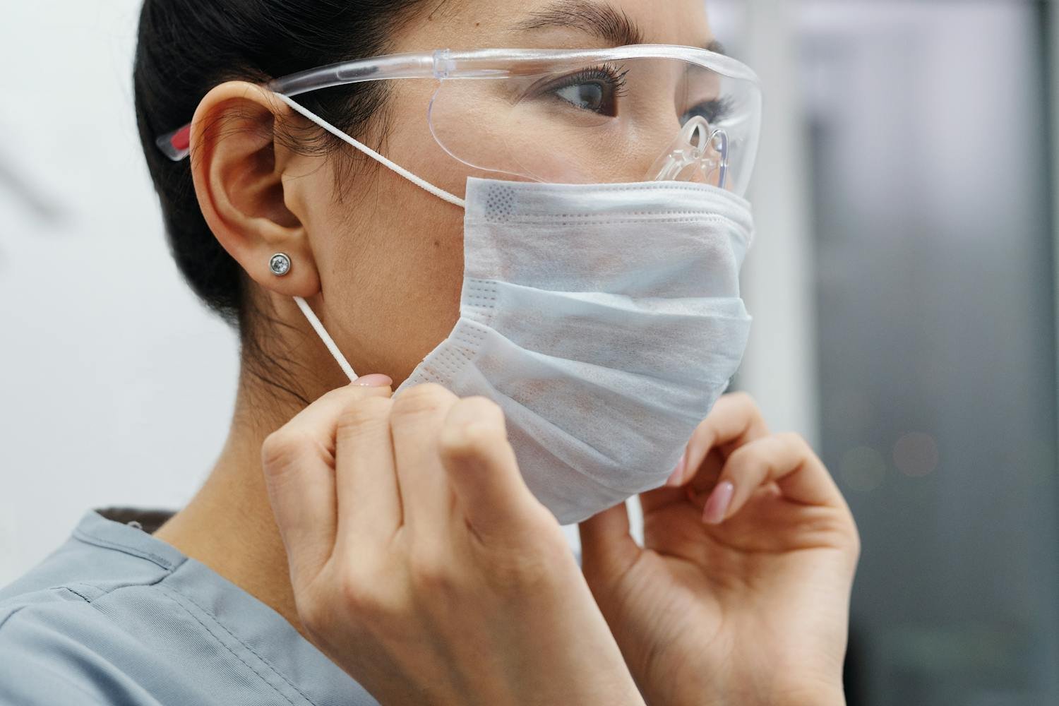 新技术修复口腔课程 - 专业牙医佩戴口罩准备进行口腔修复治疗 - ISEIE中国