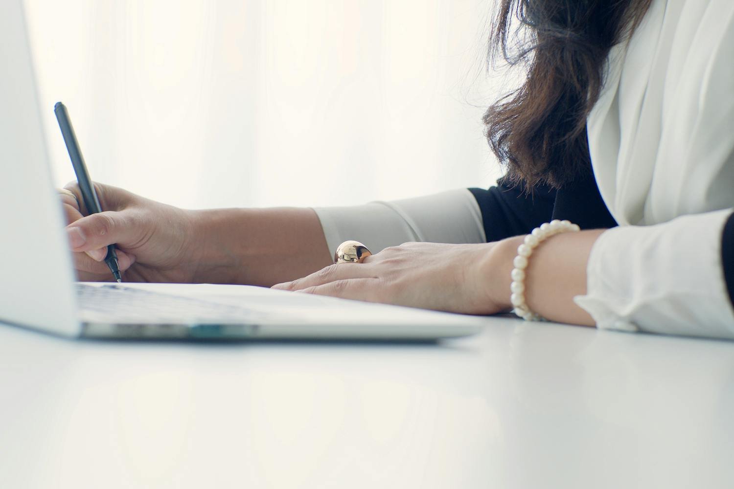 行政法课程 - 女性专业人士记录笔记展示行政法律研究与法规分析能力 - ISEIE中国