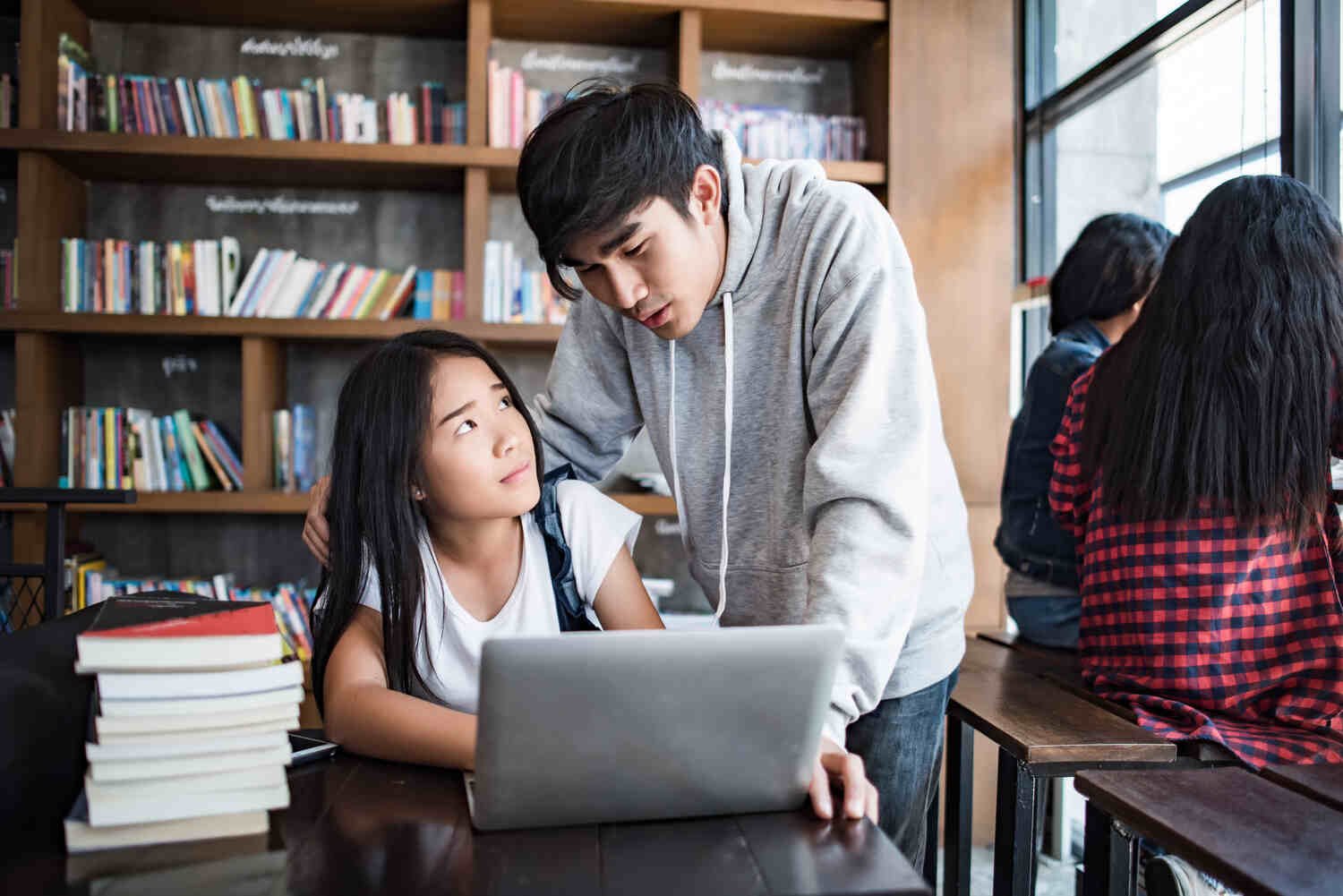 学校共处课程 - 一群朋友在一起学习交流促进友好合作 - ISEIE中国