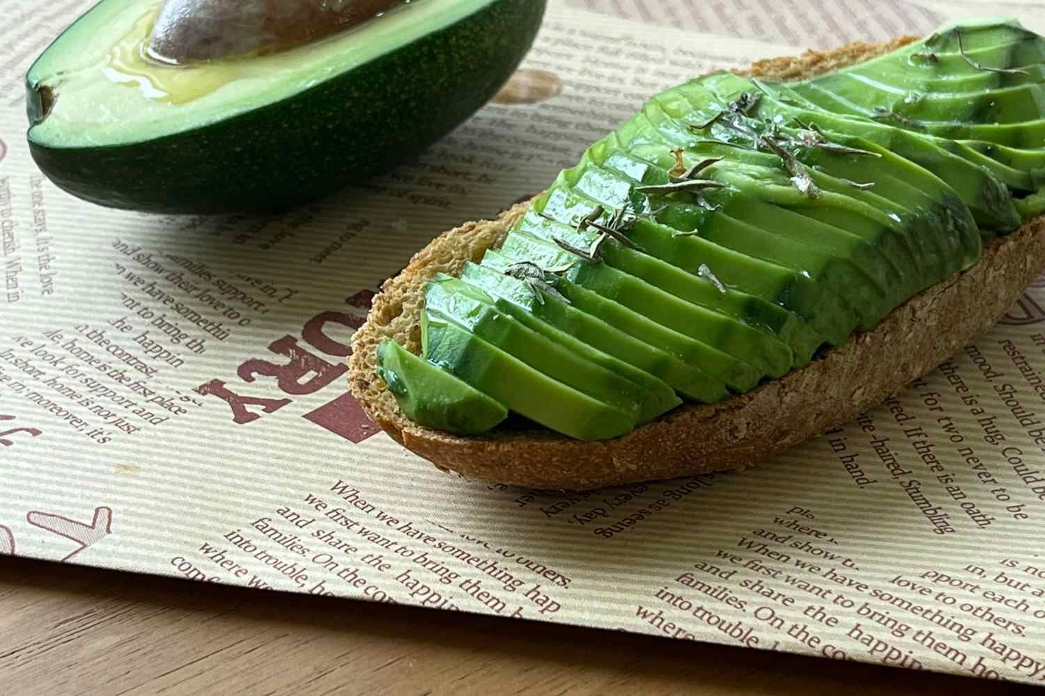 营养基础课程 - 新鲜切开牛油果展示健康脂肪与基础营养知识 - ISEIE中国