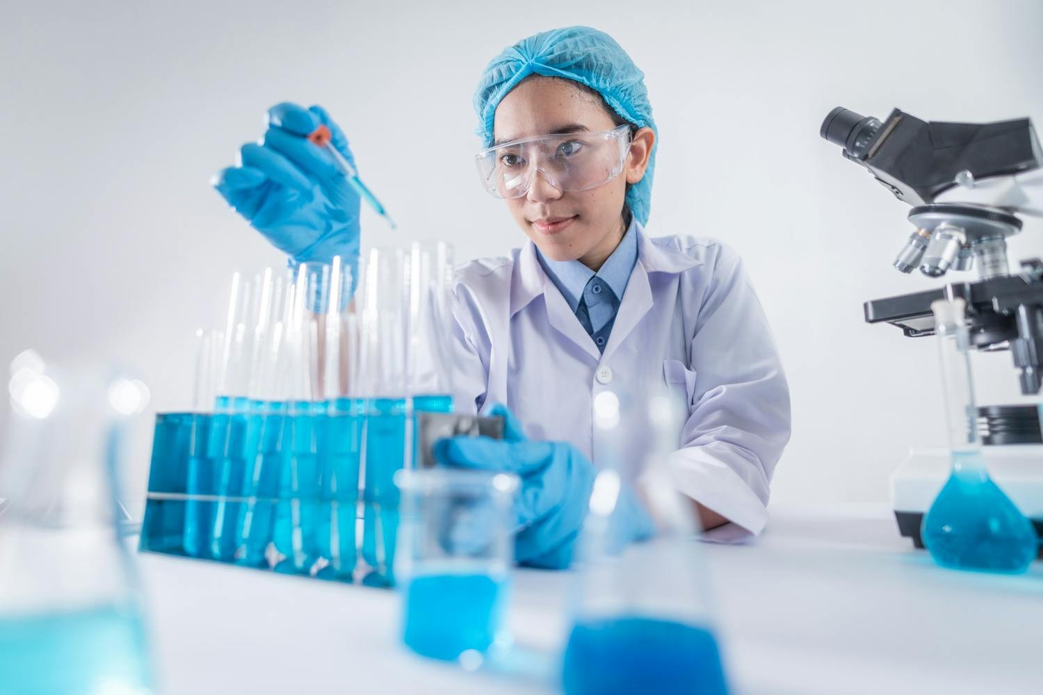 医药营销硕士 - 女性科研人员使用试管进行药品研发实验 - ISEIE中国
