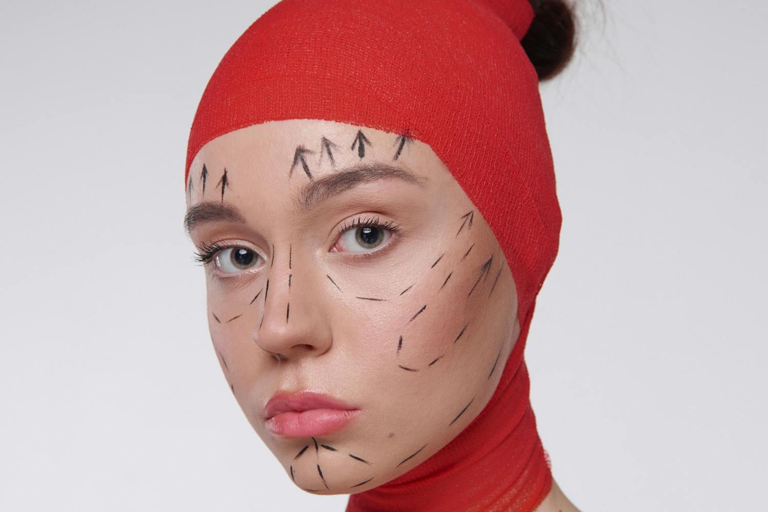 整形美容外科硕士 - 女性准备接受整形手术展示专业美容外科诊疗流程 - ISEIE中国