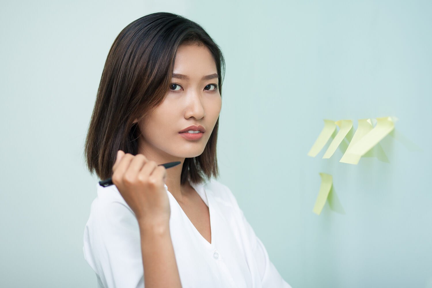 职场情绪智能课程 - 自信商务女性展示专业职场情绪管理风范 - ISEIE中国