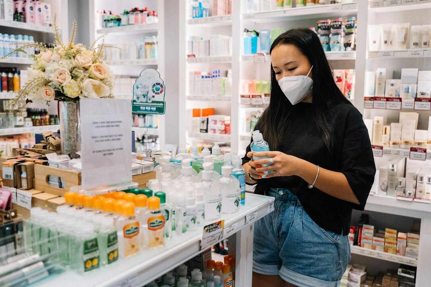 制药企业管理研修班 - 女性在药店购买药品展示零售终端管理 - ISEIE制药管理培训