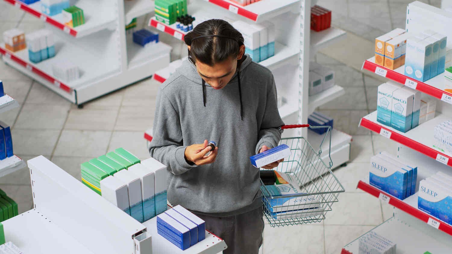 顾客在药房选购非处方药品，ISEIE非处方药产品课程消费者服务培训