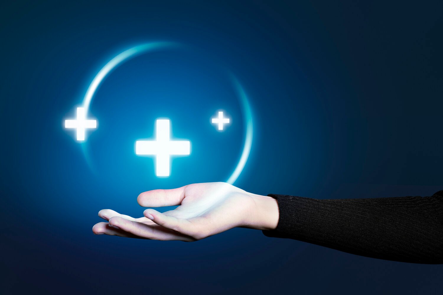 区块链医疗应用硕士 - 人物展示医学十字标志展示区块链技术与医疗创新融合 - ISEIE中国