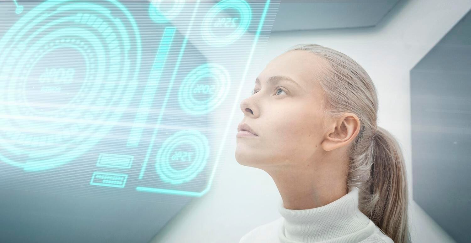 生成式人工智能课程 - 女性观察全息图展示生成式AI可视化技术与智能交互体验 - ISEIE中国