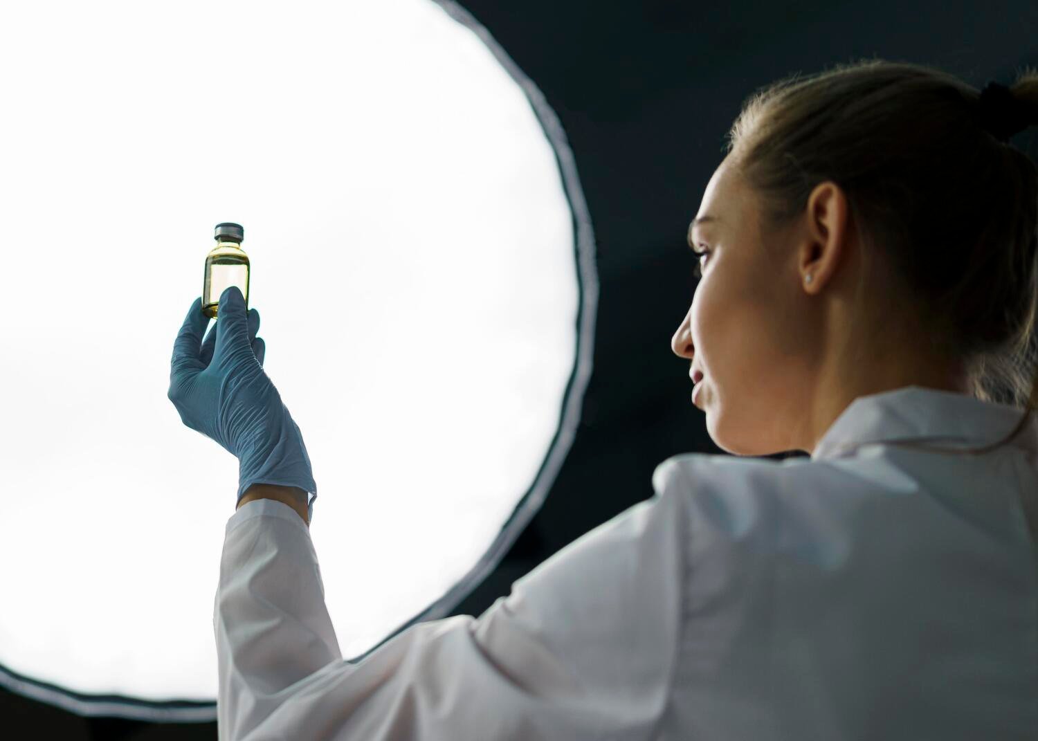 纳米药理学文凭 - 女研究员观察纳米技术药物结构 - ISEIE中国