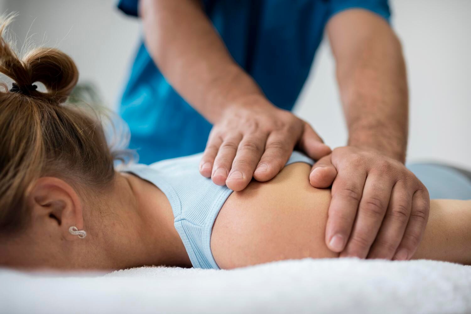 运动学硕士 - 专业治疗师为患者进行康复按摩治疗 - ISEIE中国