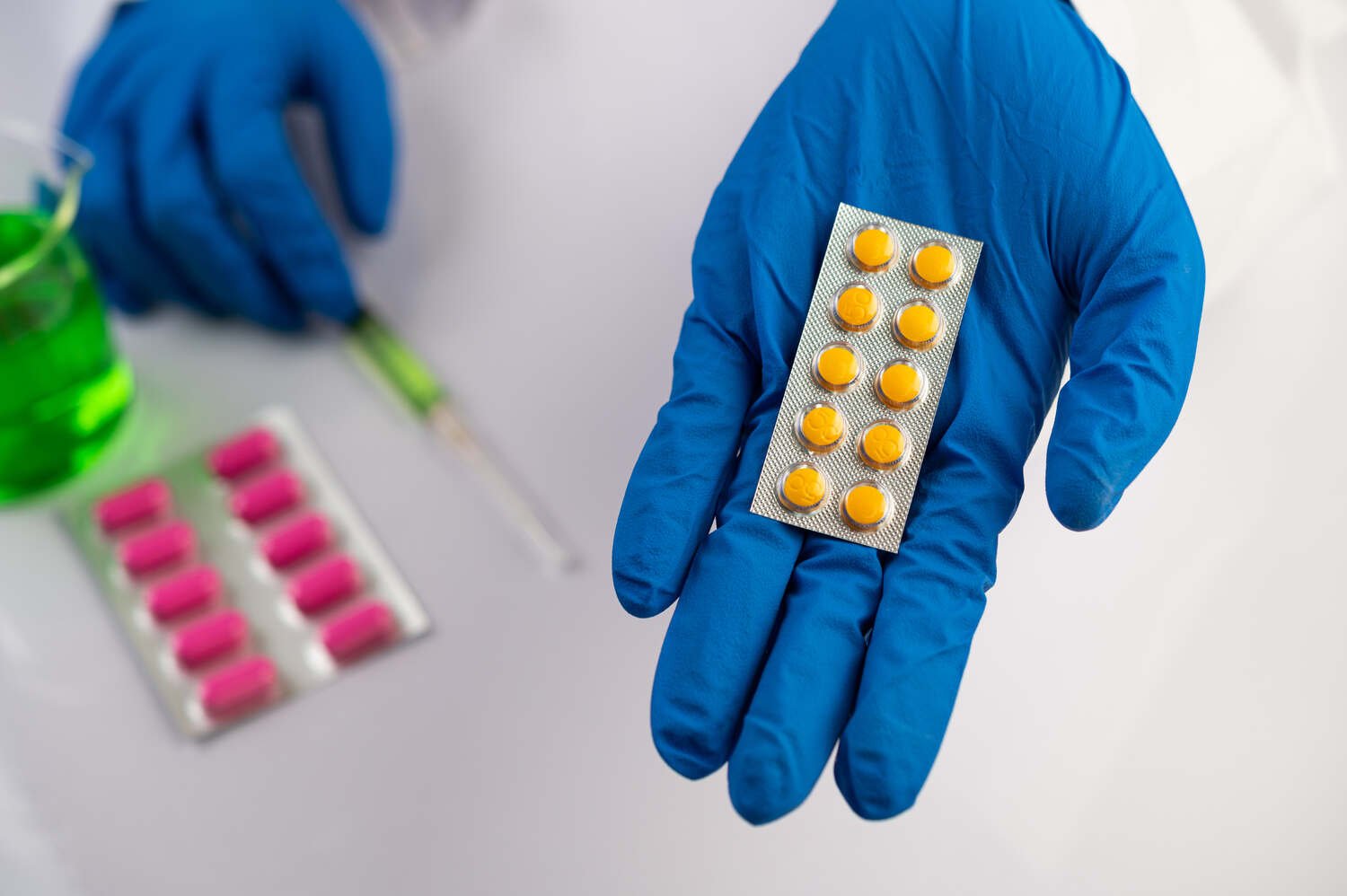专业人员手持药品进行质量检验，ISEIE药品质量控制课程实践教学内容